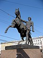 Скульптуры укрощения коня на Аничковом мосту в Санкт-Петербурге